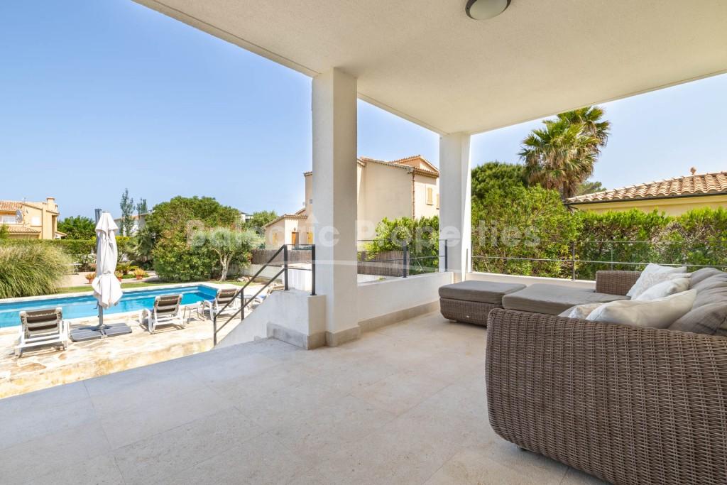 Villa moderna con licencia de vacaciones en venta cerca del mar en Puerto Pollensa, Mallorca