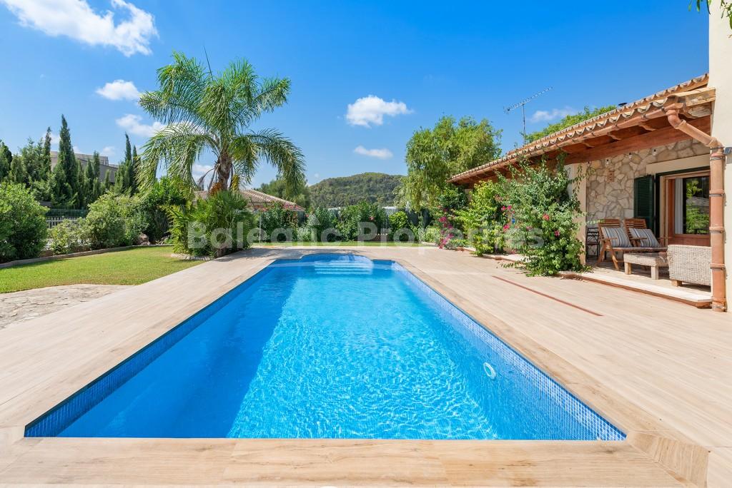 Villa familiar con atractiva fachada de piedra y piscina en venta cerca de Pollensa, Mallorca