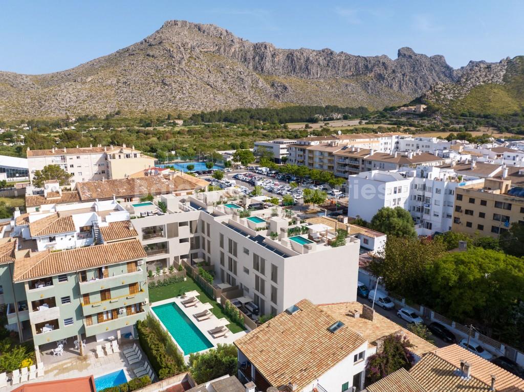 Promoción de apartamentos en venta junto al mar en Puerto Pollensa, Mallorca