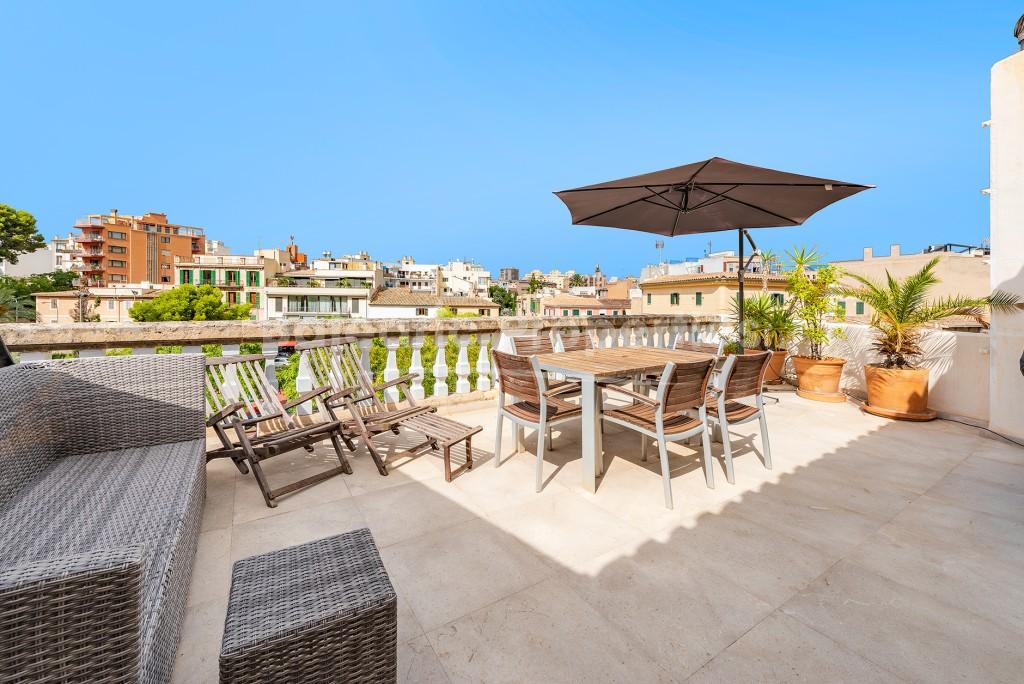 Ático con vistas al mar y terrazas en venta en Palma, Mallorca