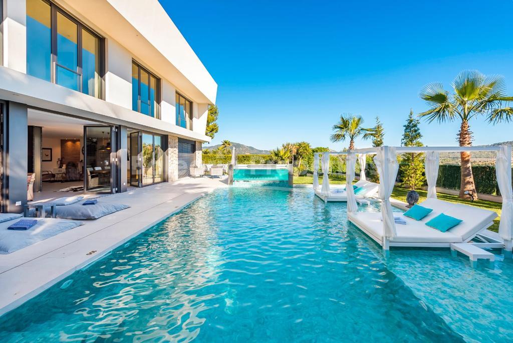 Villa contemporánea de lujo con piscina y jacuzzi en venta en Santa Ponsa, Mallorca