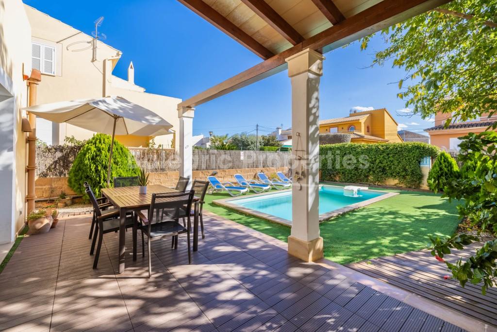 Atractiva villa con licencia vacacional en venta junto al mar en Alcudia, Mallorca