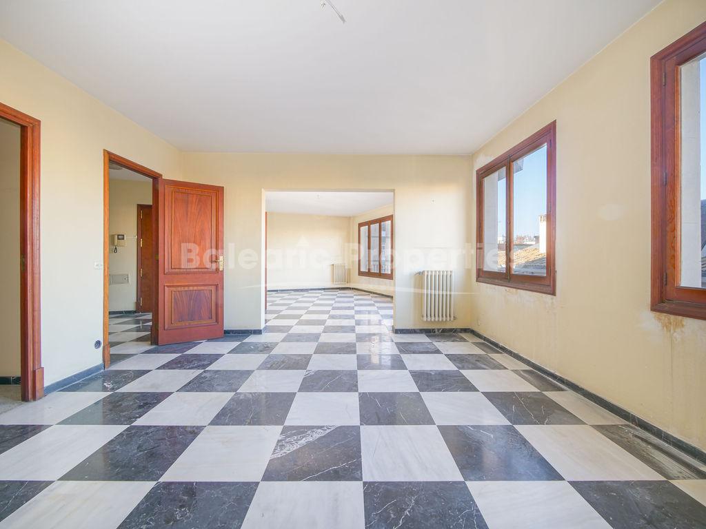Spacious apartment with terrace and elevator for sale in the Old Town of Palma de Mallorca