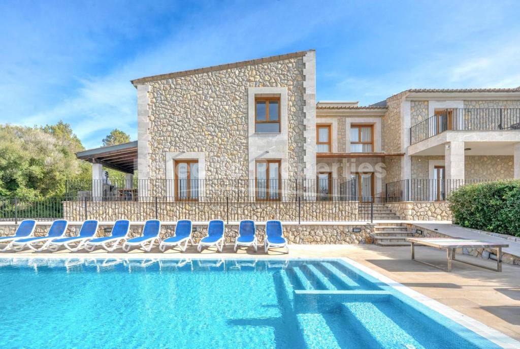 Atractiva villa con vistas al mar y licencia de alquiler en venta en Alcudia, Mallorca