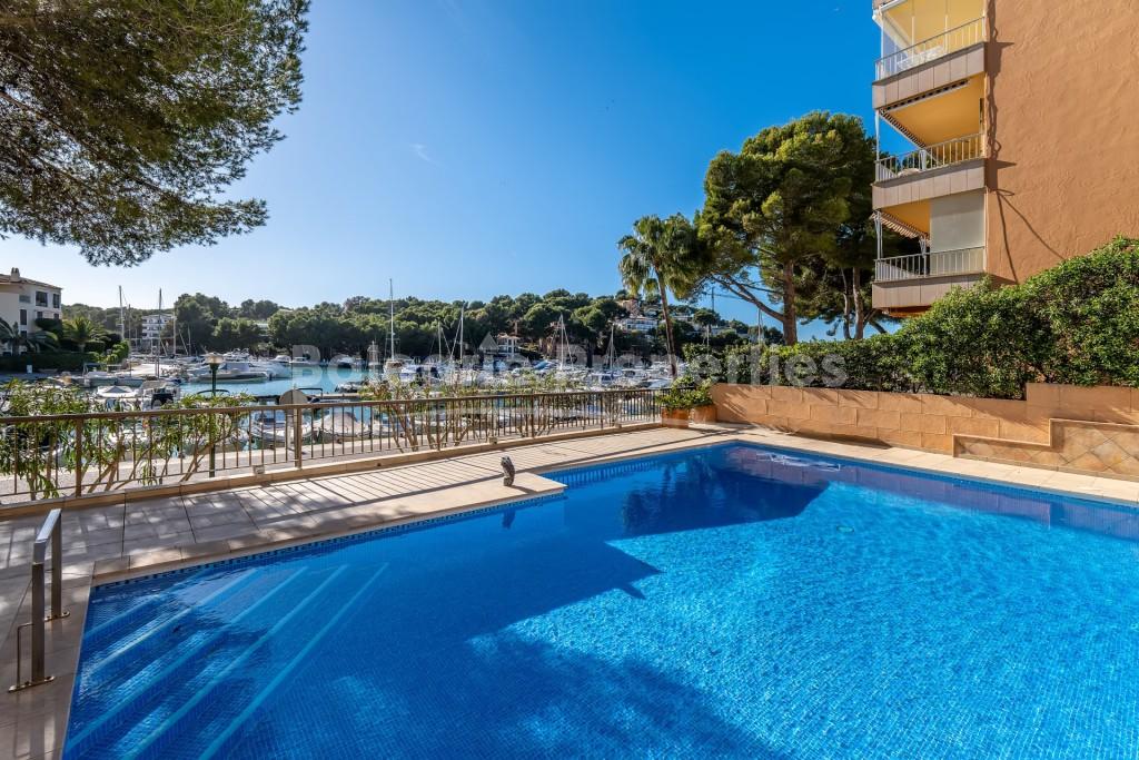 Apartamento en primera línea con vistas al puerto en venta en Santa Ponsa, Mallorca