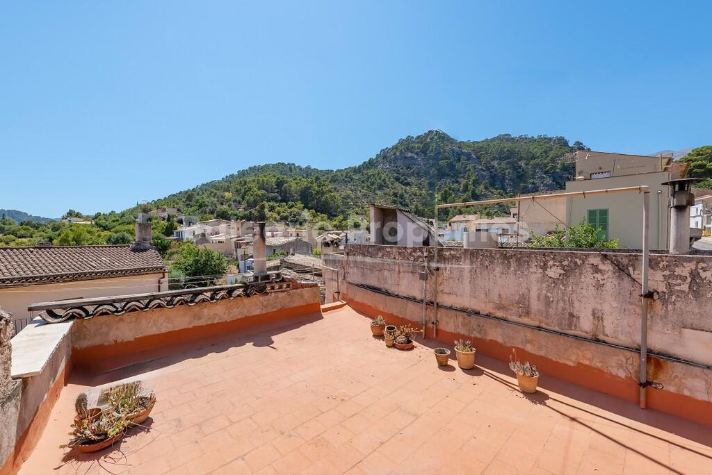 Traditional village house with roof terrace for sale in Caimari, Mallorca