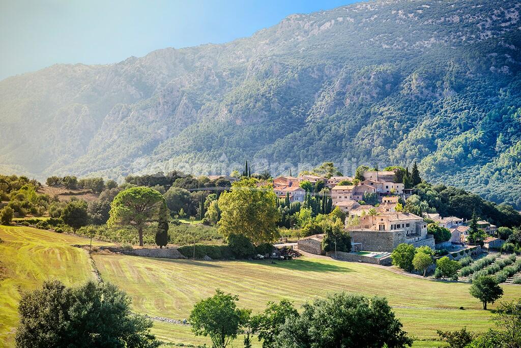 Historic country estate to be renovated for sale in Orient, Mallorca