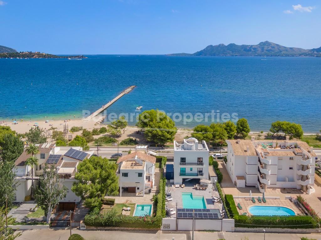 Lujosa villa nueva en primera línea de playa en venta en Puerto Pollensa, Mallorca
