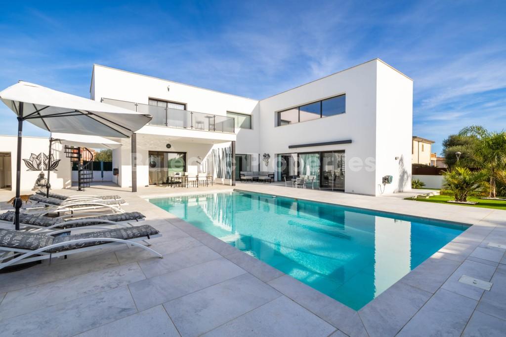 Stylish modern villa for sale in the picturesque area of Calas de Mallorca