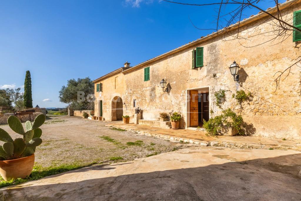 Authentic rustic estate for sale on a large plot in Ariany, Mallorca
