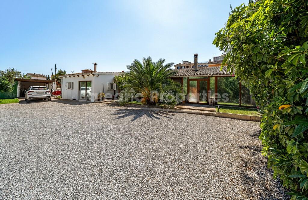Spacious house with large garden and pool for sale in Establiments, Palma de Mallorca