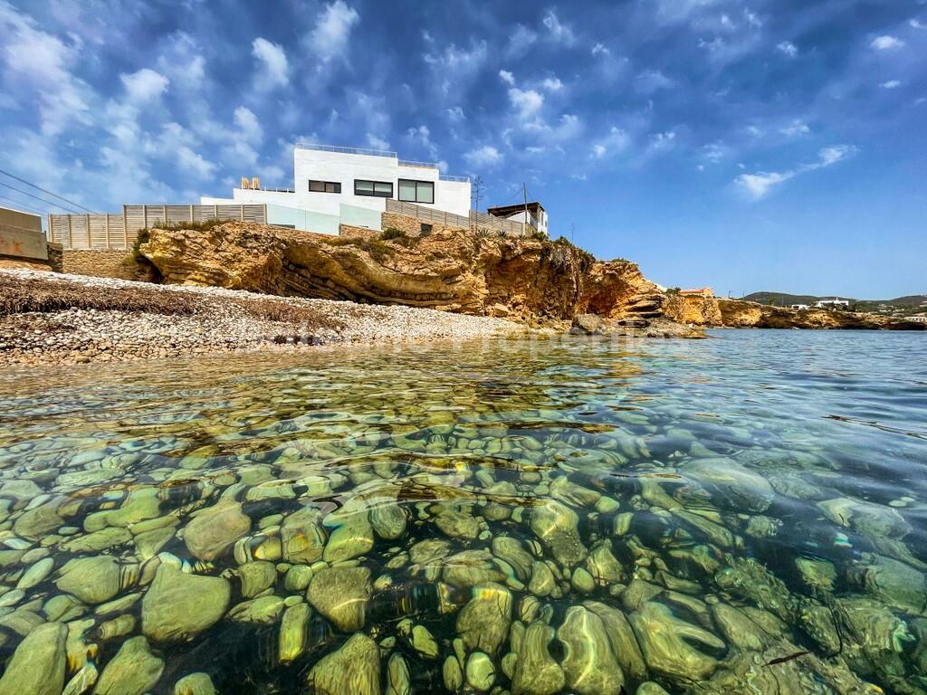 Seafront villa with incredible views for sale in the Marina Botafoch area – Ibiza