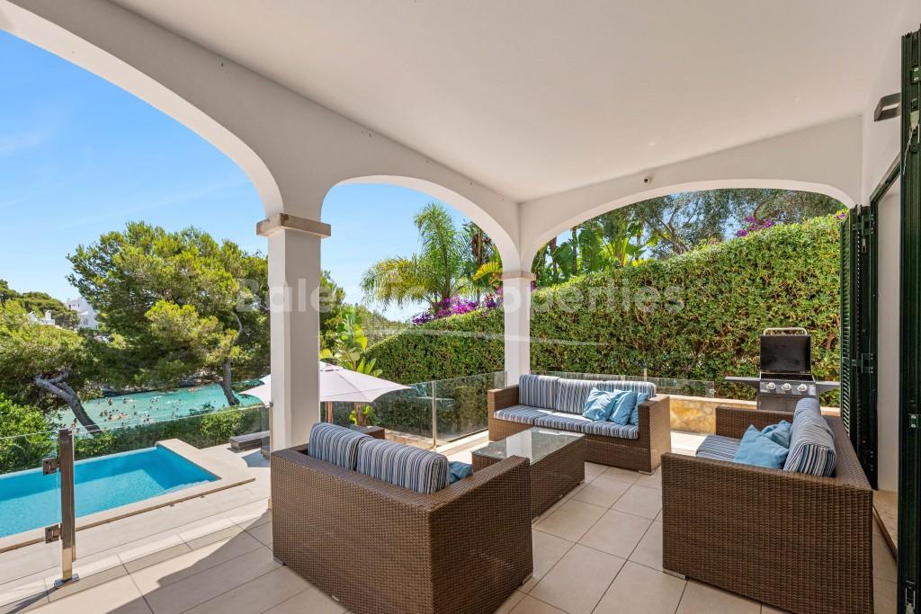 Villa en primera línea de playa con vistas al mar en venta en Cala d'Or, sureste de Mallorca