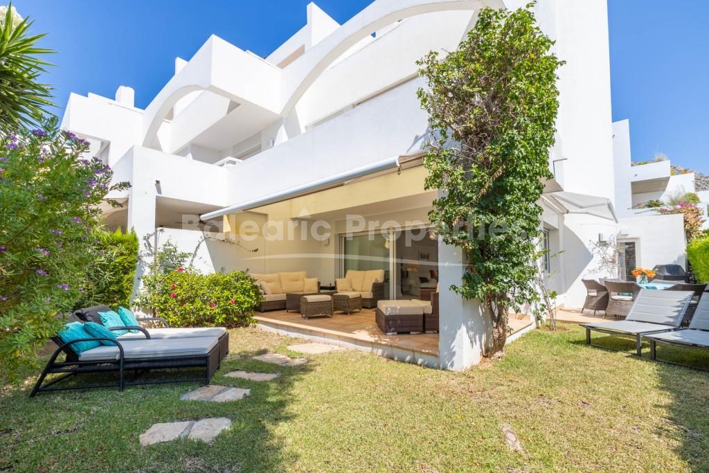 Casa con jardín y piscinas comunitarias a la venta en Puerto Pollensa, Mallorca norte