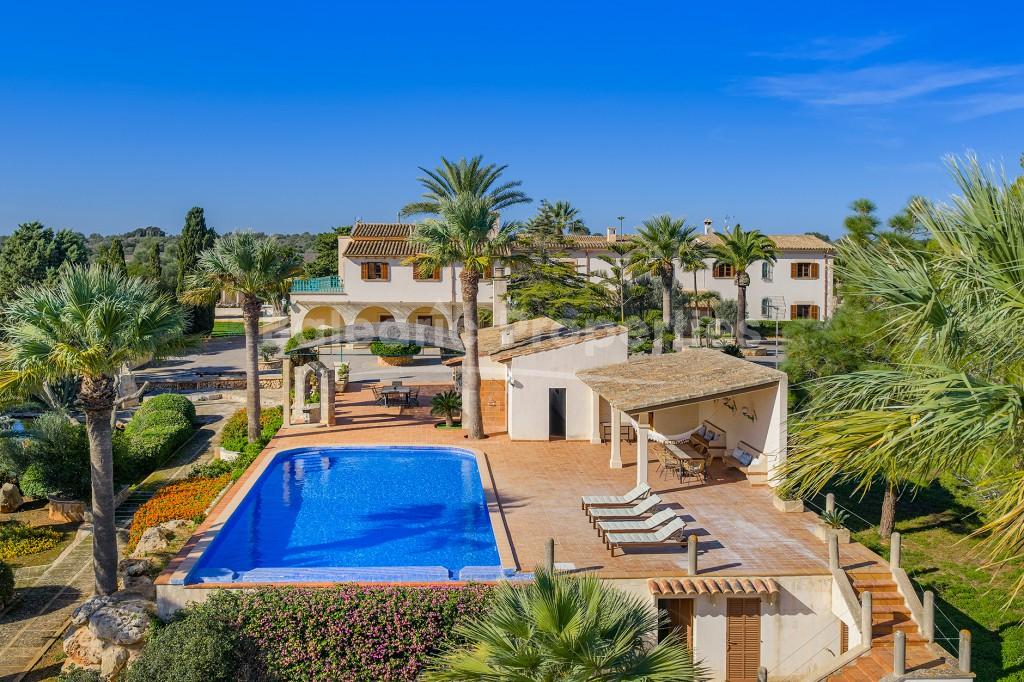 Traditional Mediterranean farmhouse retreat for sale in Santanyí, Southeast Mallorca