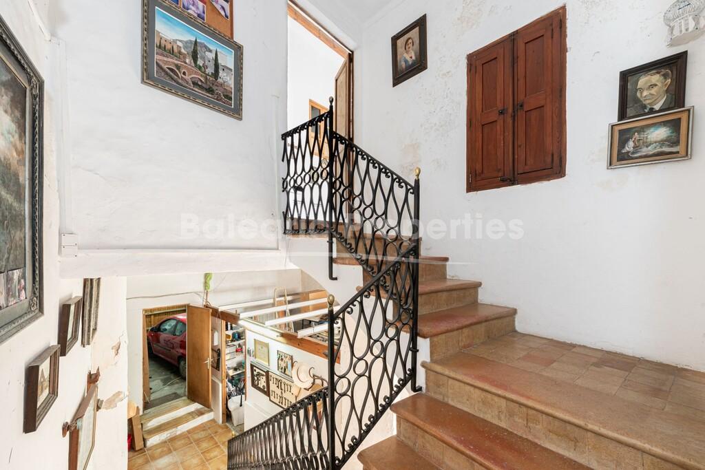 Town house with patio to refurbish for sale in the old town of Pollensa, North Mallorca