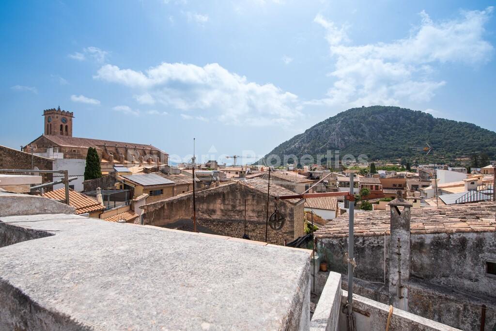Town house with patio to refurbish for sale in the old town of Pollensa, North Mallorca