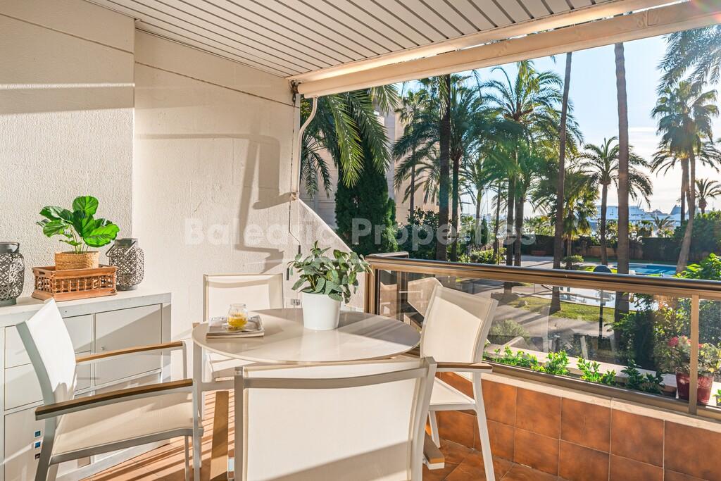Apartamento dúplex con vistas al mar y jardín privado en venta en Palma de Mallorca. 