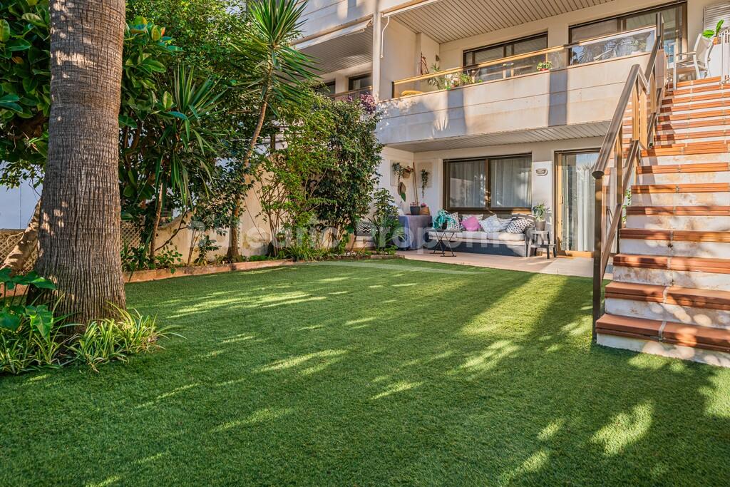 Apartamento dúplex con vistas al mar y jardín privado en venta en Palma de Mallorca. 