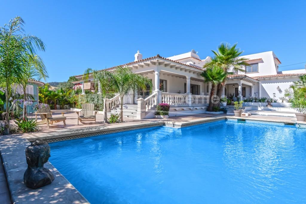 Charming villa for sale close to the beach in Palmanova, Southwest Mallorca