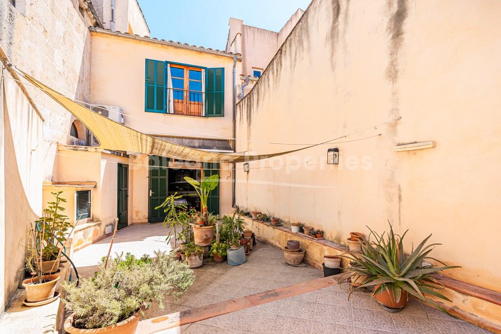 Dorfhaus mit Gewerbepotenzial kaufen in Pollensa, Nord-Mallorca