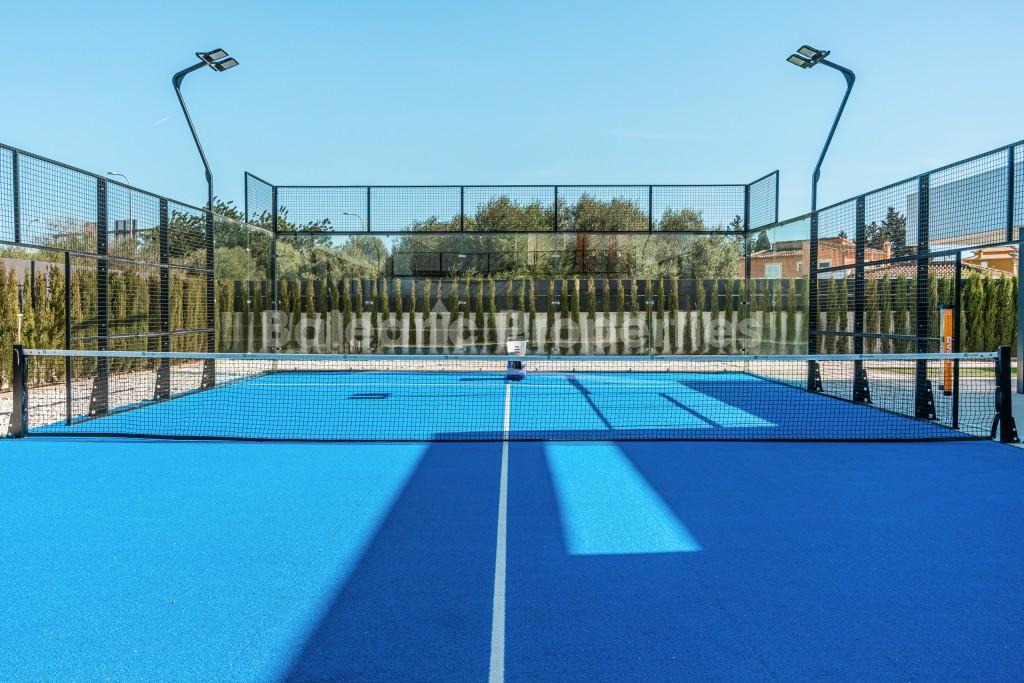 Villa moderna con piscina y pista de pádel en venta cerca de Palma, Mallorca