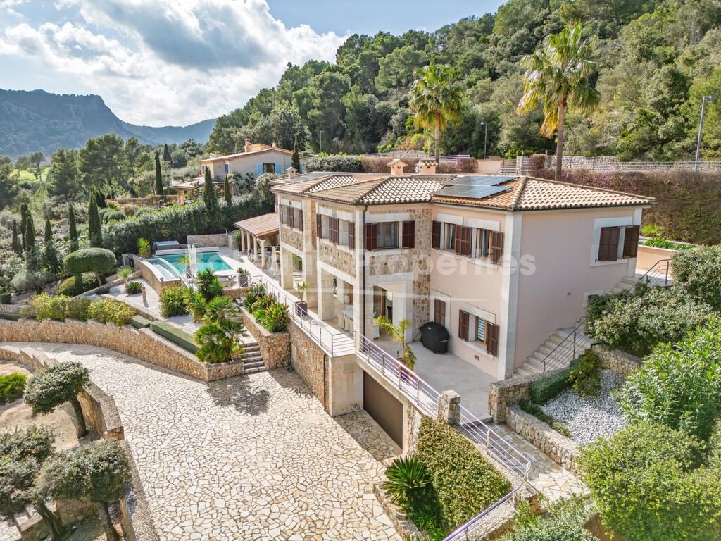 Luxury villa with rental license for sale in Pollensa, north Mallorca 