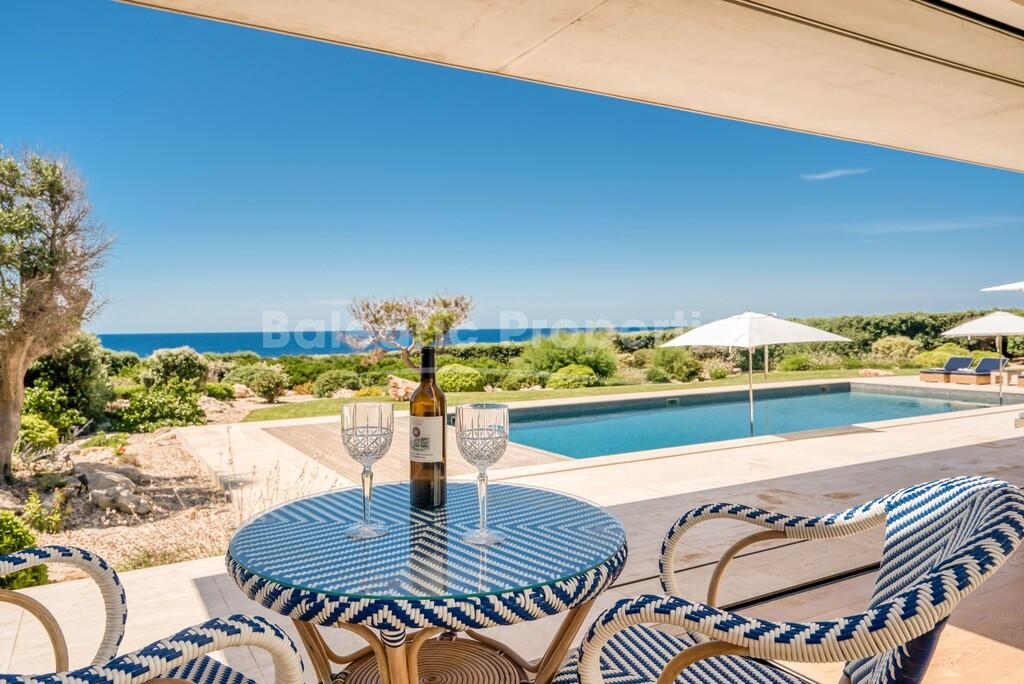 Villa de última generación en primera línea de playa en venta en Binidalí, Menorca