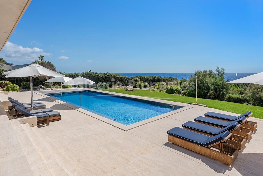 Villa de última generación en primera línea de playa en venta en Binidalí, Menorca