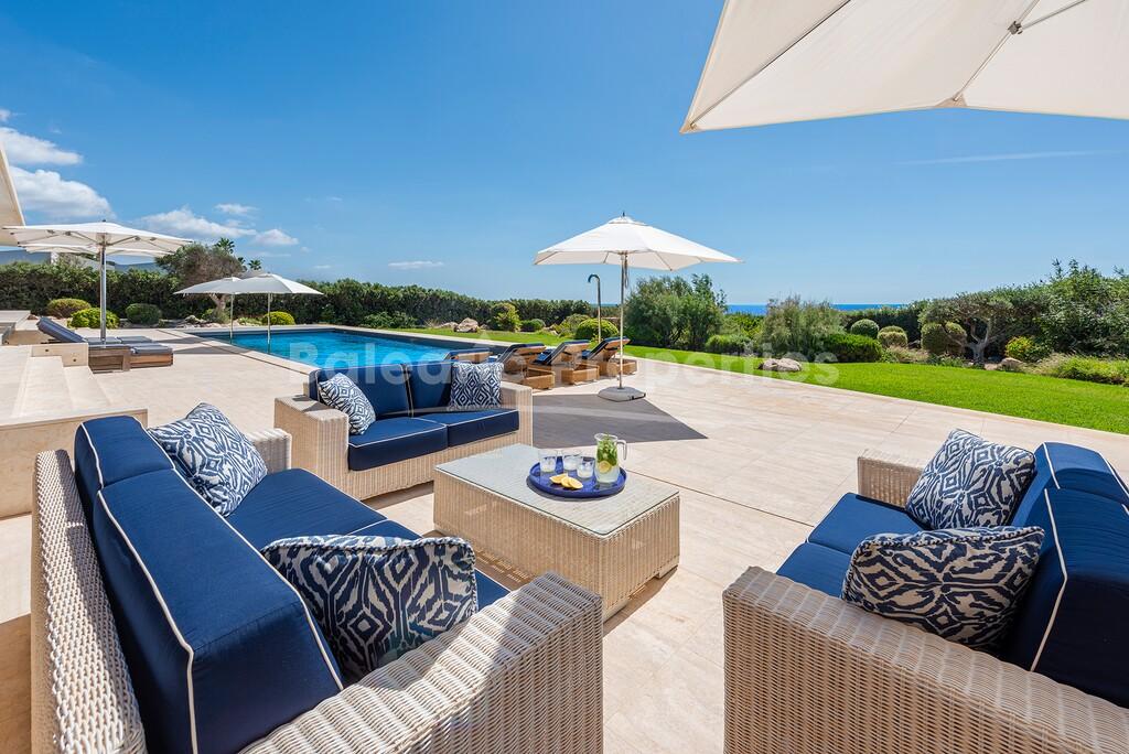 Villa de última generación en primera línea de playa en venta en Binidalí, Menorca