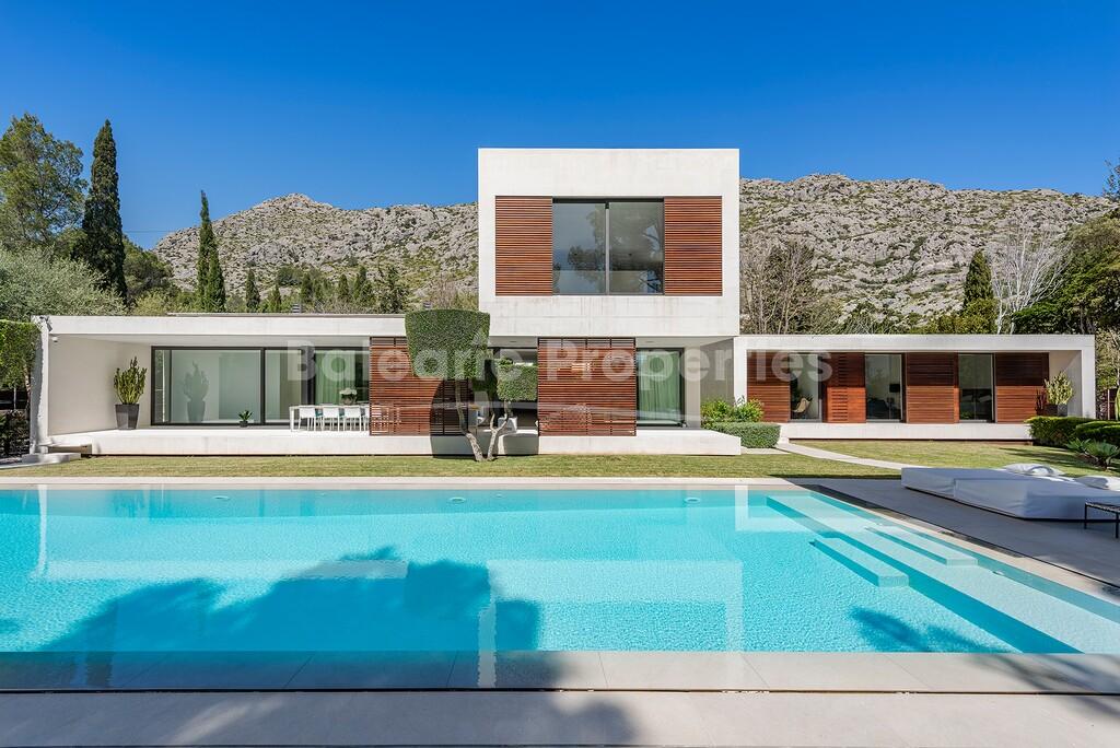 Villa de lujo moderna con pista de tenis en venta en Pollensa, norte de Mallorca