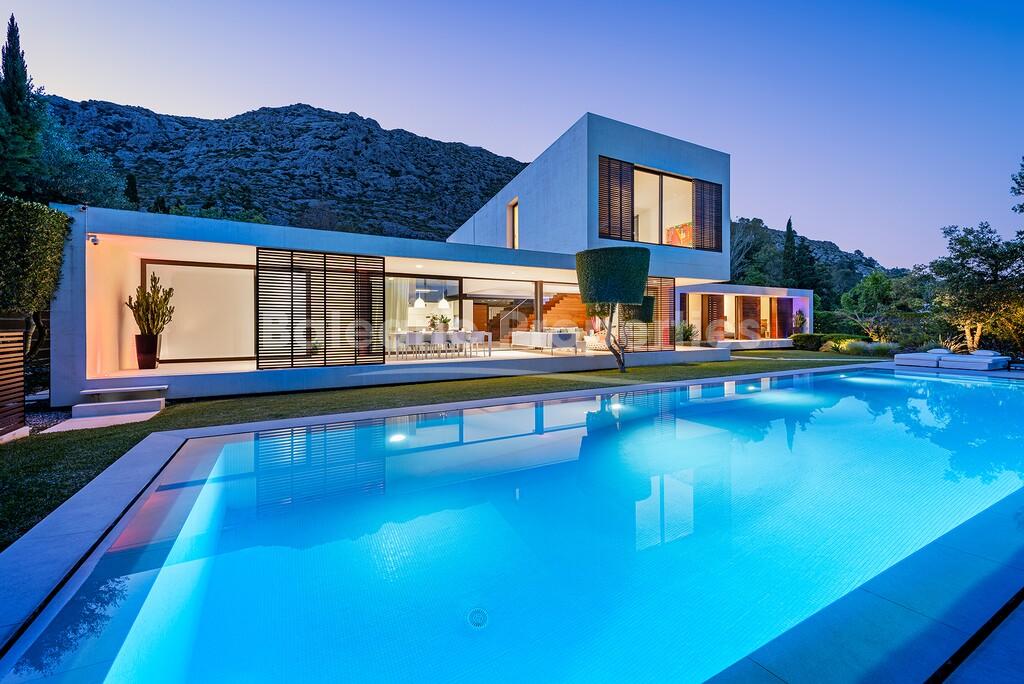 Villa de lujo moderna con pista de tenis en venta en Pollensa, norte de Mallorca