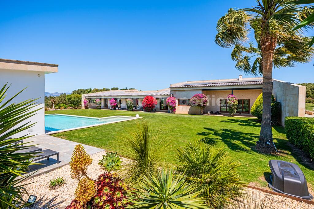 Country house with equestrian facilities for sale in Sa Cabaneta, Mallorca