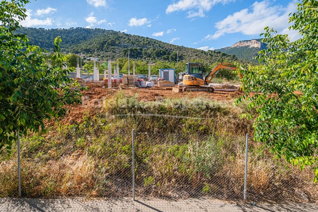 Multi-family plot for sale on the outskirts of Alaró town, Central Mallorca