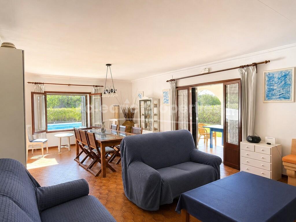 Villa mediterránea a la venta junto a la playa en Puerto Pollensa, al norte de Mallorca