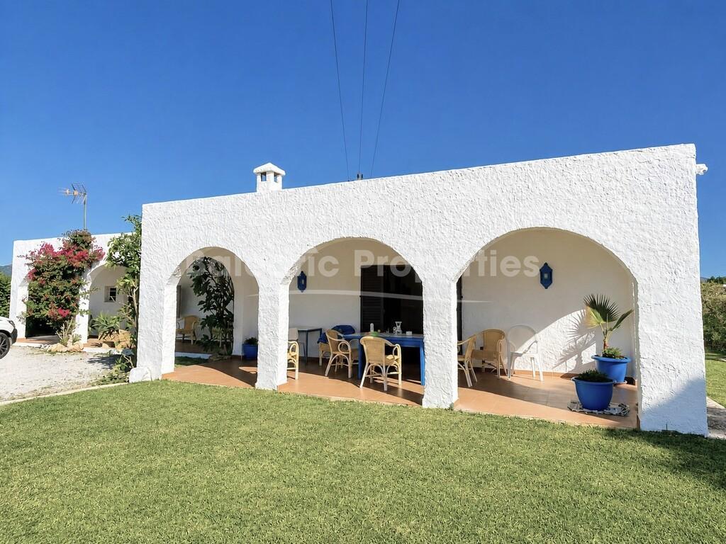 Villa mediterránea a la venta junto a la playa en Puerto Pollensa, al norte de Mallorca