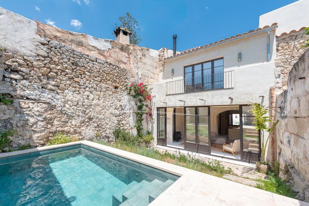 Renovated town house with pool for sale in Selva, Central Mallorca