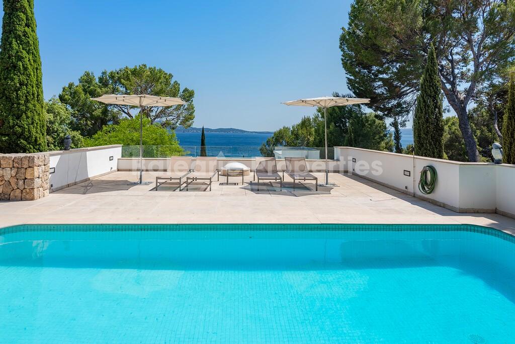 Excepcional villa con vistas al mar en venta junto a la playa en Formentor, al norte de Mallorca