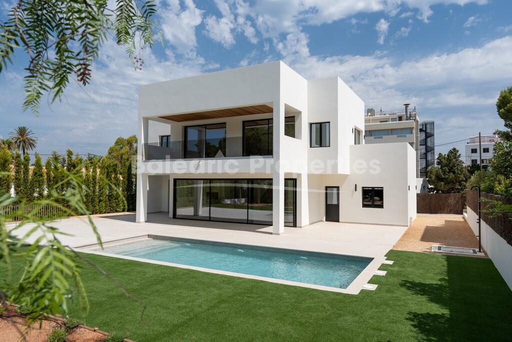 Neu gebaute Luxusvilla nahe dem Meer zum Verkauf in Es Canar, Ibiza