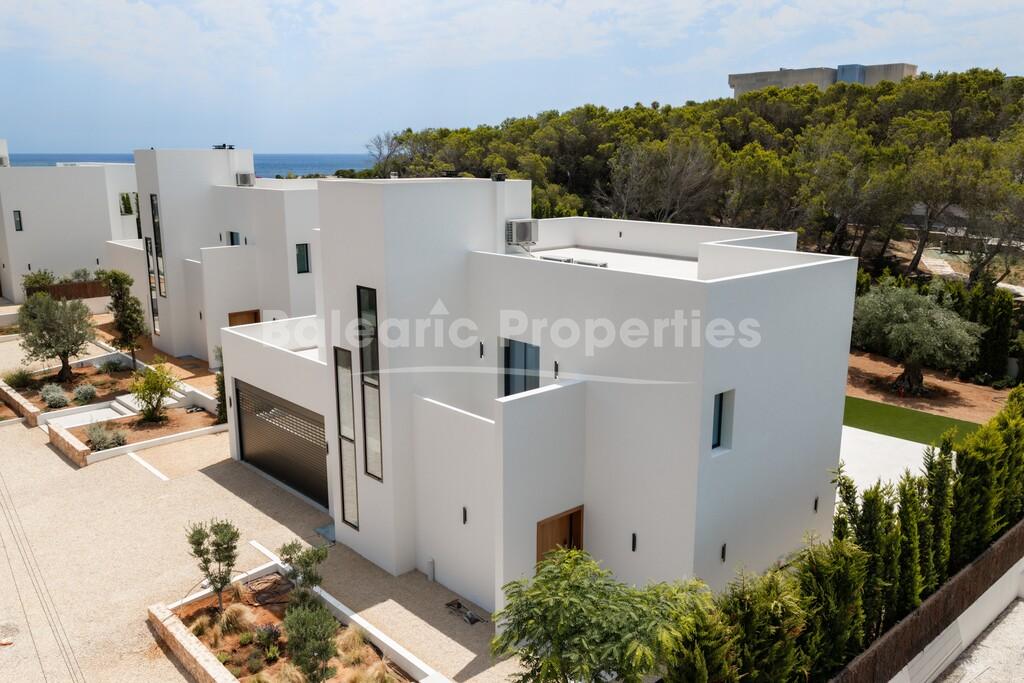 Neu gebaute Luxusvilla nahe dem Meer zum Verkauf in Es Canar, Ibiza