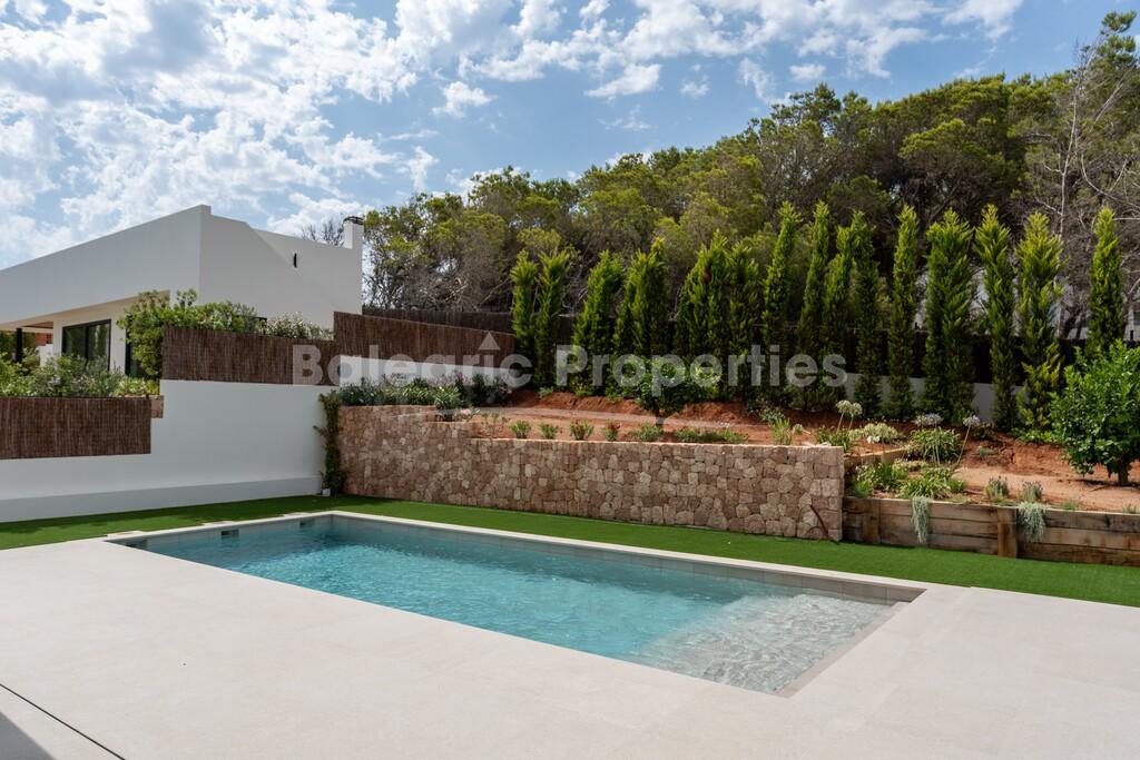 Moderne Küstenvilla nahe Es Canar Beach, Ibiza, zu verkaufen