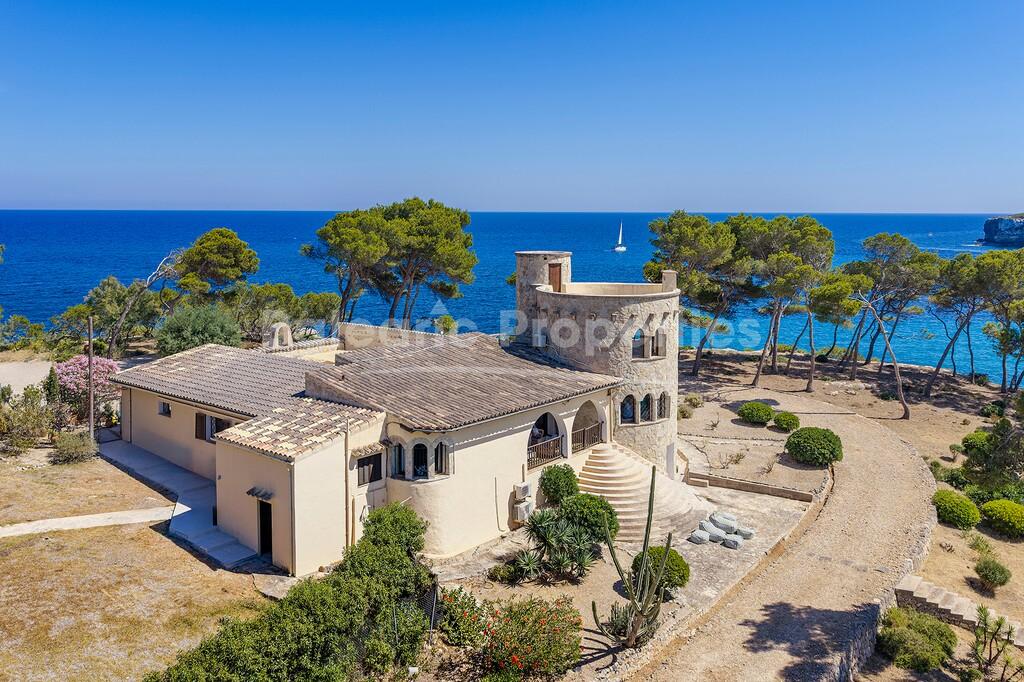 Coastal finca and private estate for sale in Parc Natural de Mondragó, Mallorca
