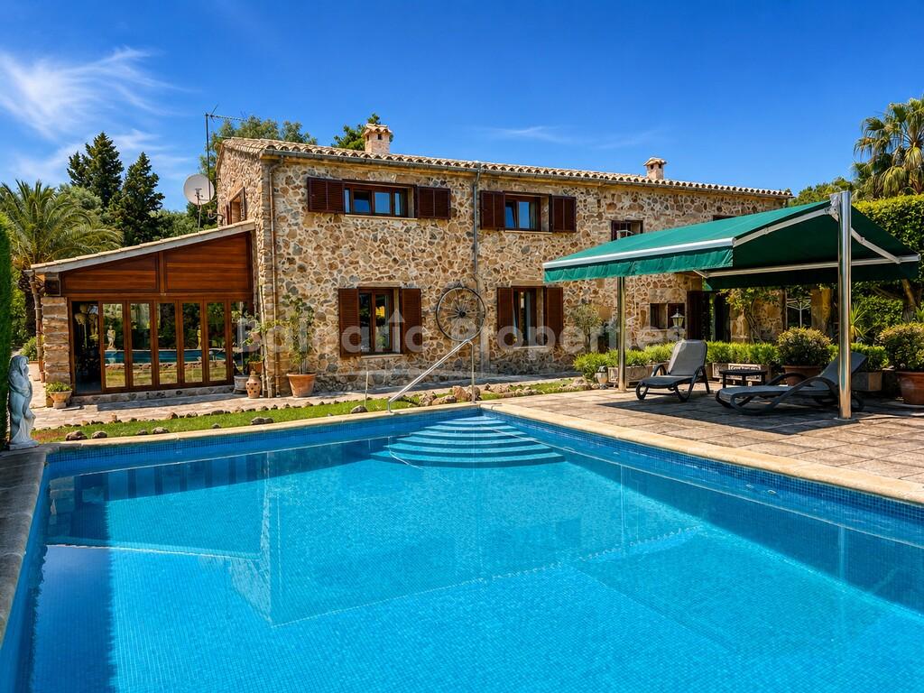 Charming villa with pool and large garden for sale in Bonaire, North Mallorca