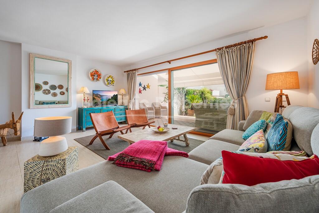 Casa adosada de lujo con piscina comunitaria en venta en Puerto Pollensa, Mallorca Norte