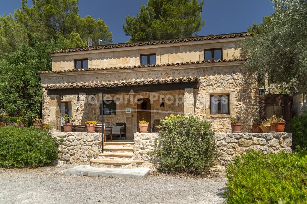Finca única con vistas al mar y tres viviendas independientes en venta en Pollença, Mallorca Norte