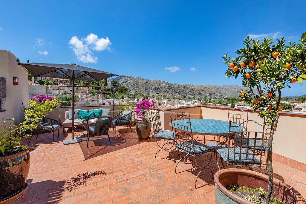 Town house with rental license for sale in the heart of Pollensa, North Mallorca