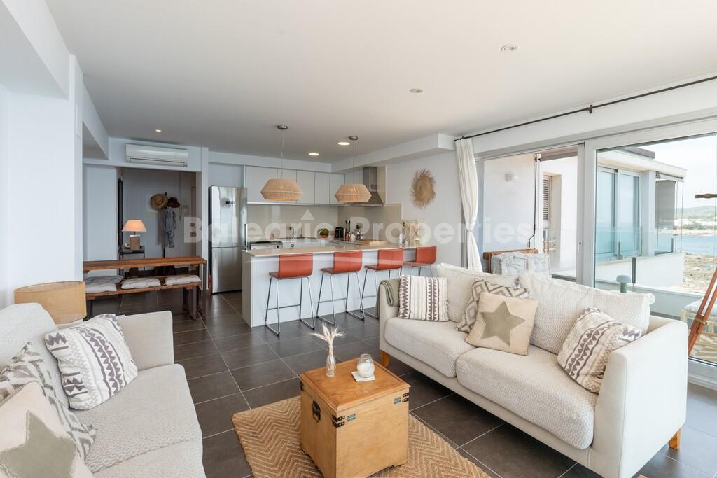 Apartamento dúplex en primera línea de mar en venta en Cala de Bou, Ibiza