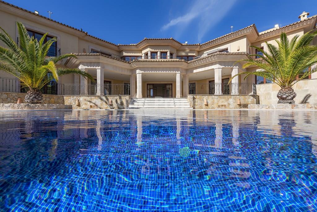 Modern and luxurious villa for sale in Sol de Mallorca