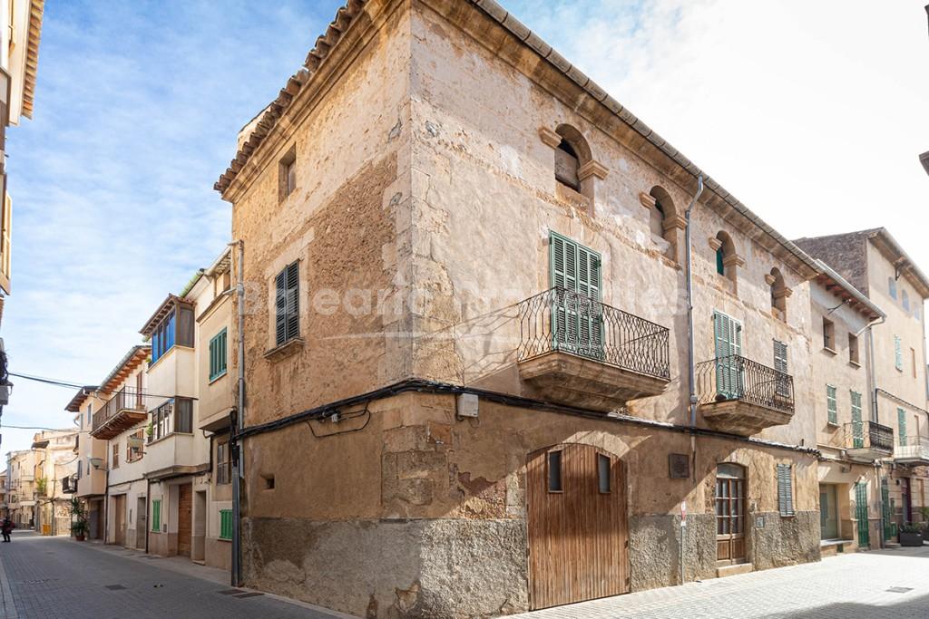 Corner town house near the square, property for sale in Sa Pobla, Mallorca