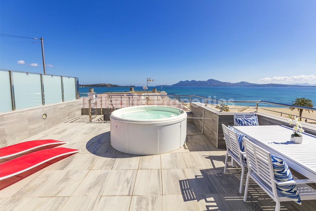 Ático en primera línea de playa con vistas al mar y ETV a la venta en Puerto Pollensa, Mallorca